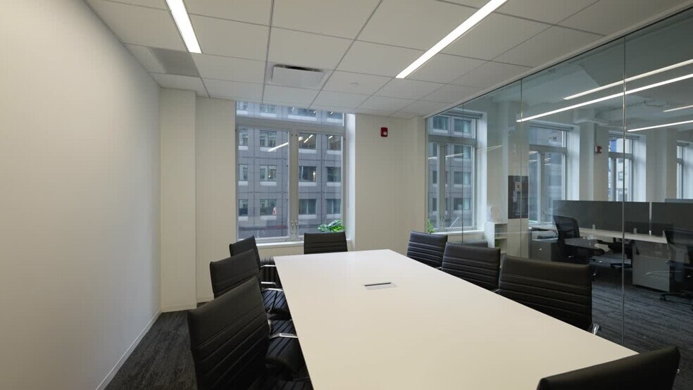 1674 Broadway, New York, NY à louer - Vidéo sur l’inscription commerciale - Image 2 de 15