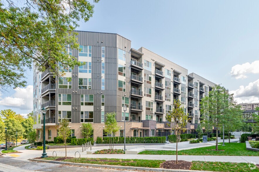 1260 Spring St, Silver Spring, MD à louer - Photo du bâtiment - Image 2 de 110