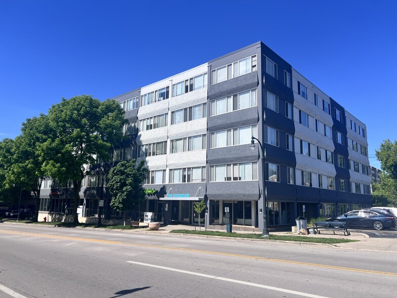 3575 N Oakland Ave, Shorewood, WI à louer - Photo du bâtiment - Image 3 de 14