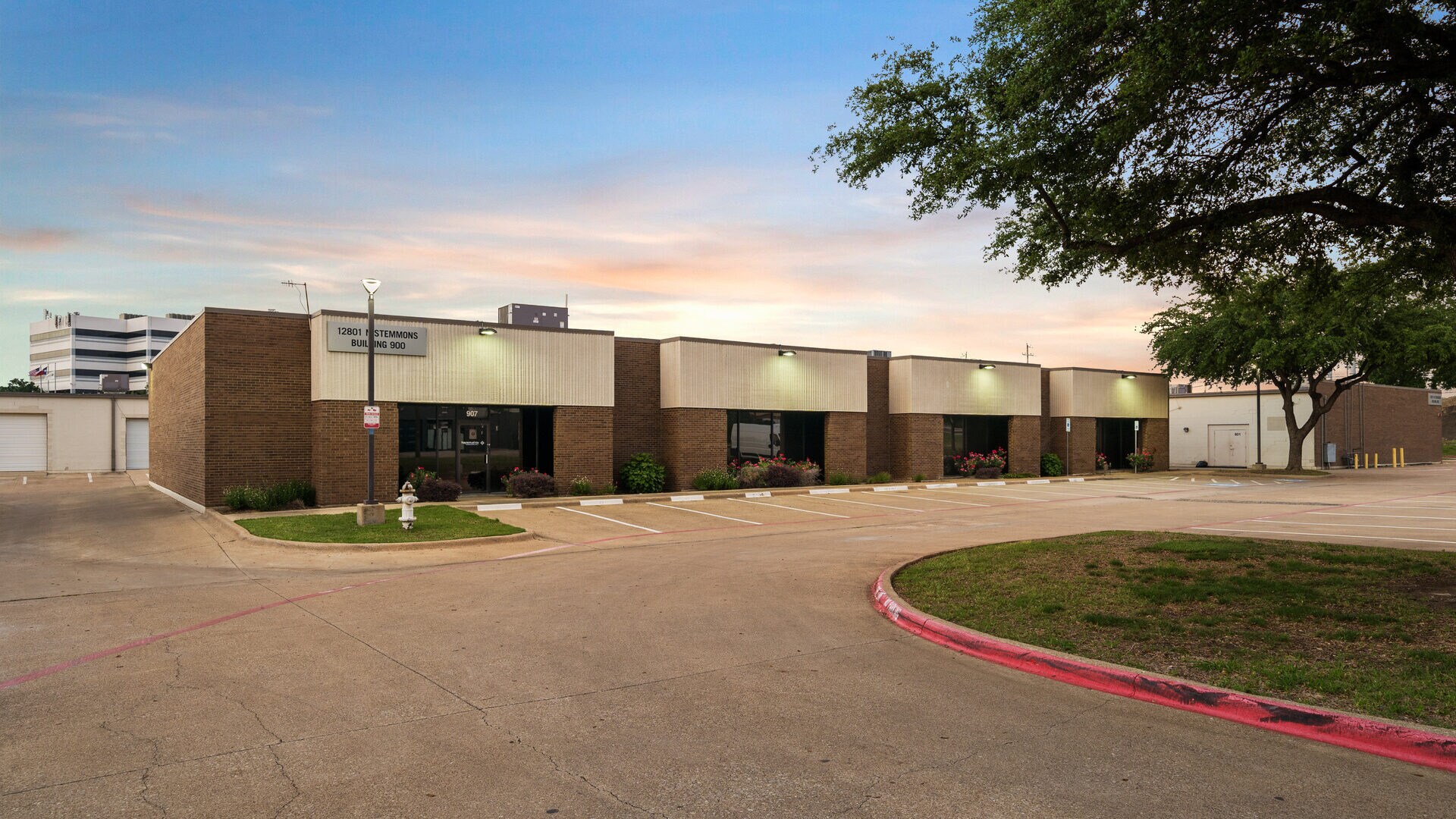 2307 Springlake Rd, Farmers Branch, TX à louer Photo du bâtiment- Image 1 de 25