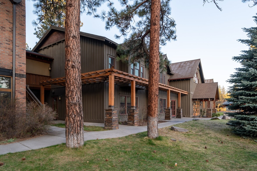 1001 E Desperado Trl, Sisters, OR for sale - Building Photo - Image 1 of 15
