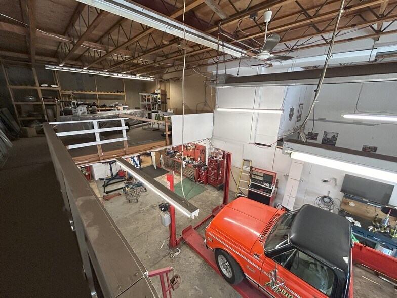 961 Dunford Ave, Langford, BC for lease - Interior Photo - Image 3 of 6