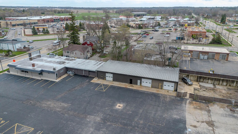 670 E Calhoun St, Woodstock, IL for lease - Building Photo - Image 3 of 33