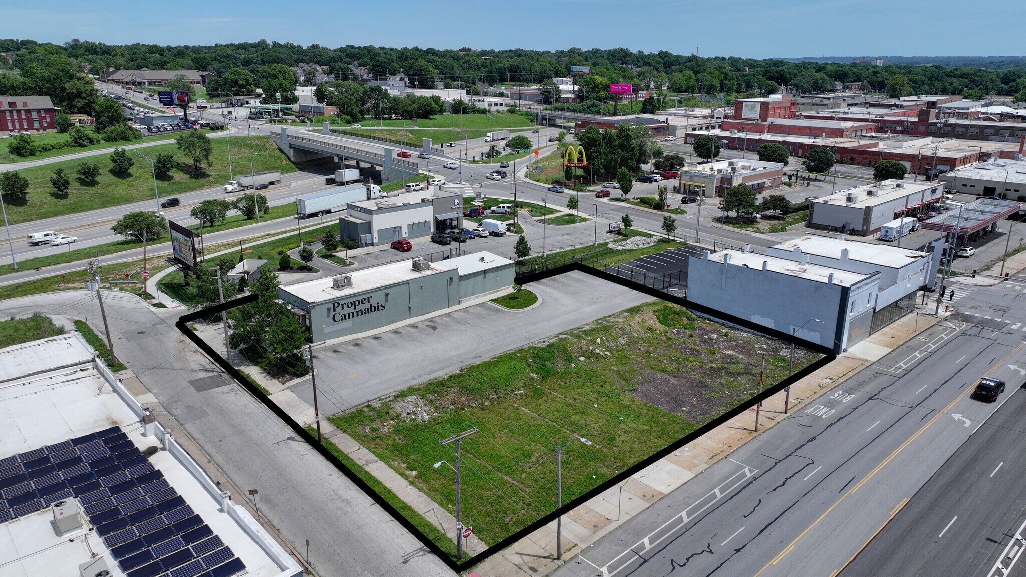 Parking Lot and Retail Building portefeuille de 2 propriétés à vendre sur LoopNet.ca Photo principale- Image 1 de 3