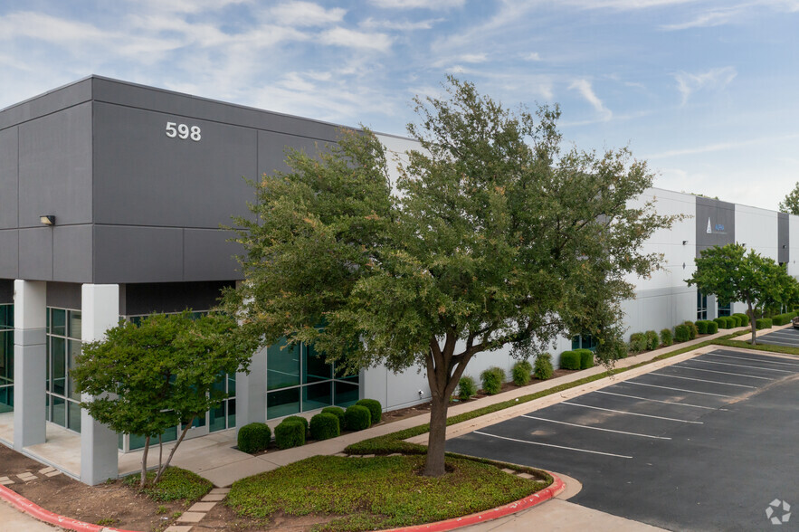 598 Greenhill Dr, Round Rock, TX for lease - Primary Photo - Image 1 of 6