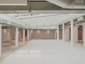 Office in Paris for lease Interior Photo- Image 2 of 9