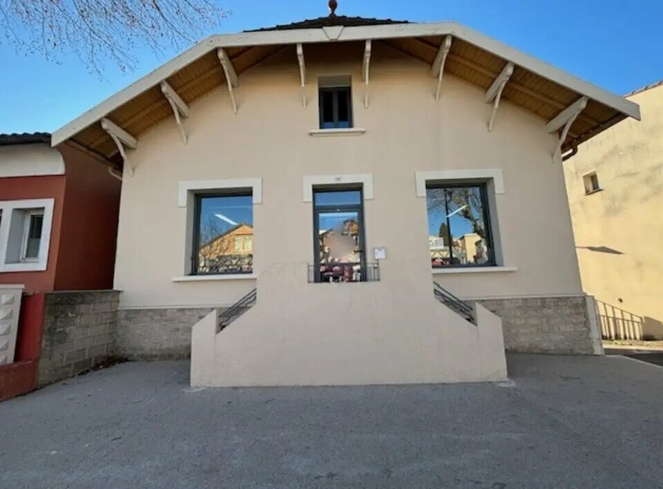 Retail in Carpentras for lease Building Photo- Image 1 of 11