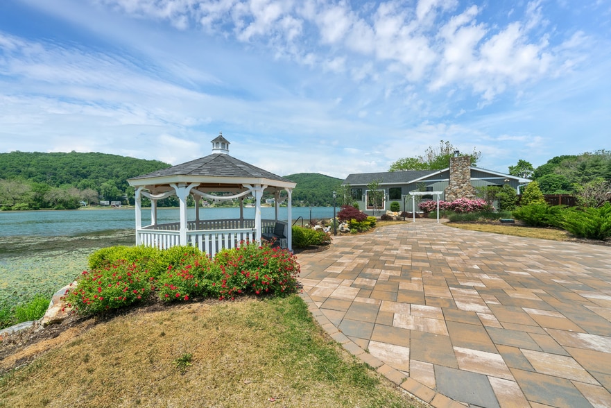 11 Lakeside Dr E, Belvidere, NJ for sale - Primary Photo - Image 1 of 17