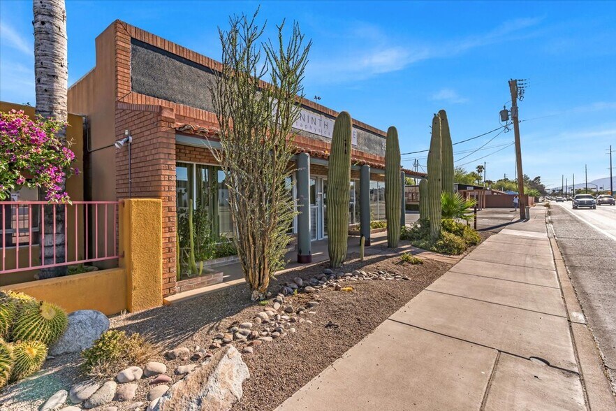 2561-2563 E Fort Lowell Rd, Tucson, AZ à vendre - Photo du bâtiment - Image 3 de 6