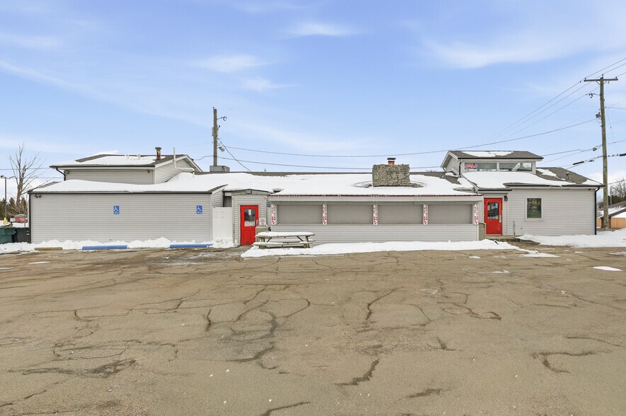 3823 N Broadway Ave, Muncie, IN à vendre - Photo du bâtiment - Image 2 de 13