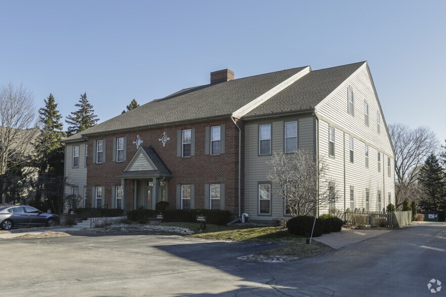 700 Pilgrim Pky, Elm Grove, WI à louer - Photo principale - Image 3 de 6