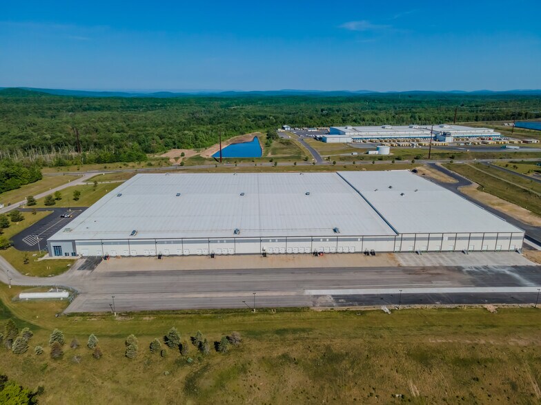 100 First Ave, Gouldsboro, PA à louer - Photo du bâtiment - Image 3 de 8