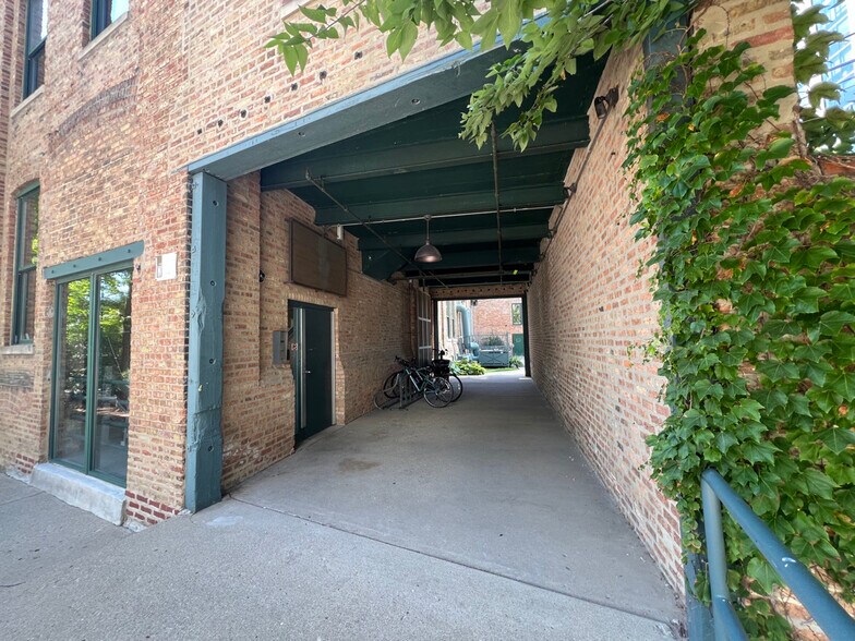 848 W Eastman St, Chicago, IL à louer - Photo du bâtiment - Image 2 de 15