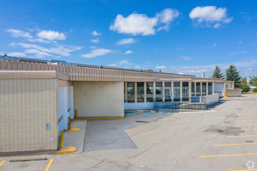 2015 Centre Ave SE, Calgary, AB à vendre - Photo du bâtiment - Image 1 de 1