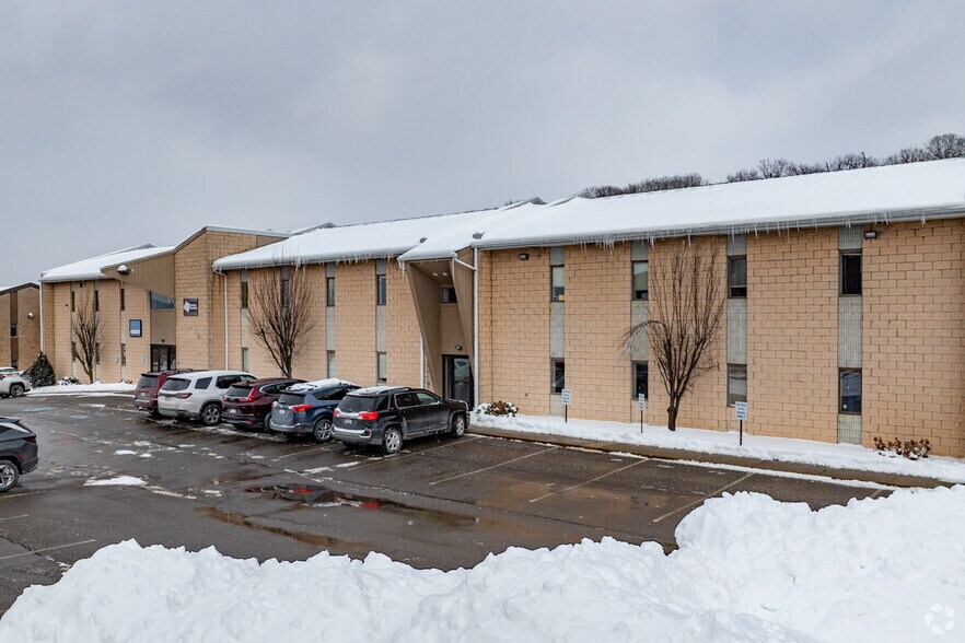 401 Smith Dr, Cranberry, PA for lease - Building Photo - Image 2 of 4