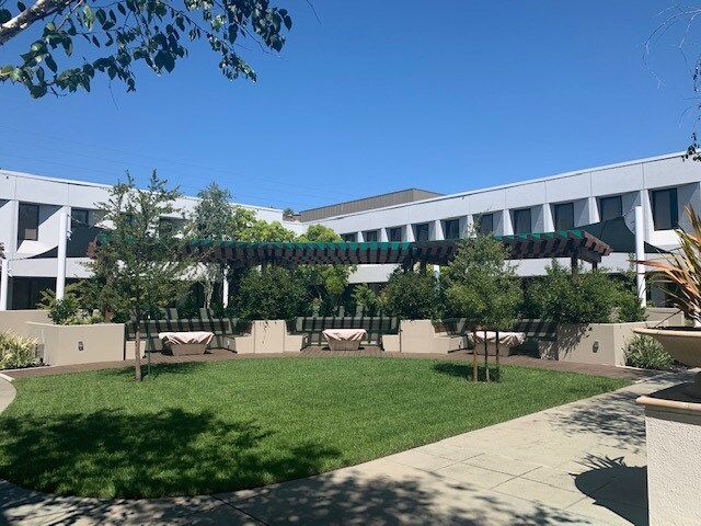 2479 E Bayshore Rd, Palo Alto, CA à louer - Photo du bâtiment - Image 3 de 6