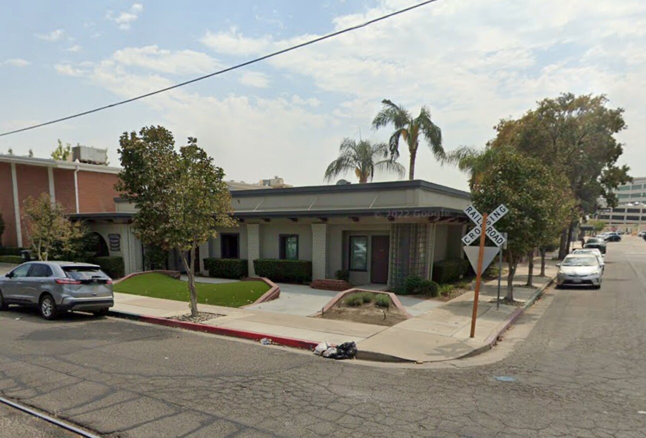 225 W Oak Ave, Visalia, CA à vendre Photo du bâtiment- Image 1 de 1