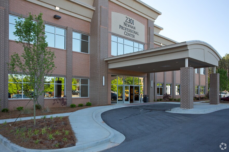 2301 Newnan Crossing Blvd, Newnan, GA à louer - Photo du bâtiment - Image 3 de 3
