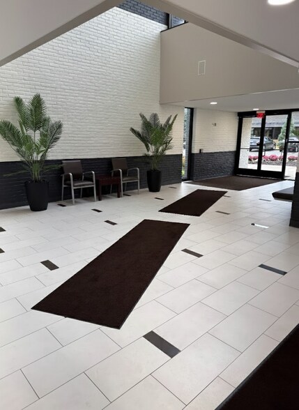 26206 W 12 Mile Rd, Southfield, MI à louer - Photo du bâtiment - Image 2 de 12