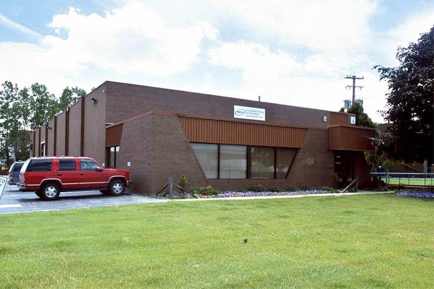 35585 Industrial Rd, Livonia, MI à louer - Photo du bâtiment - Image 3 de 5