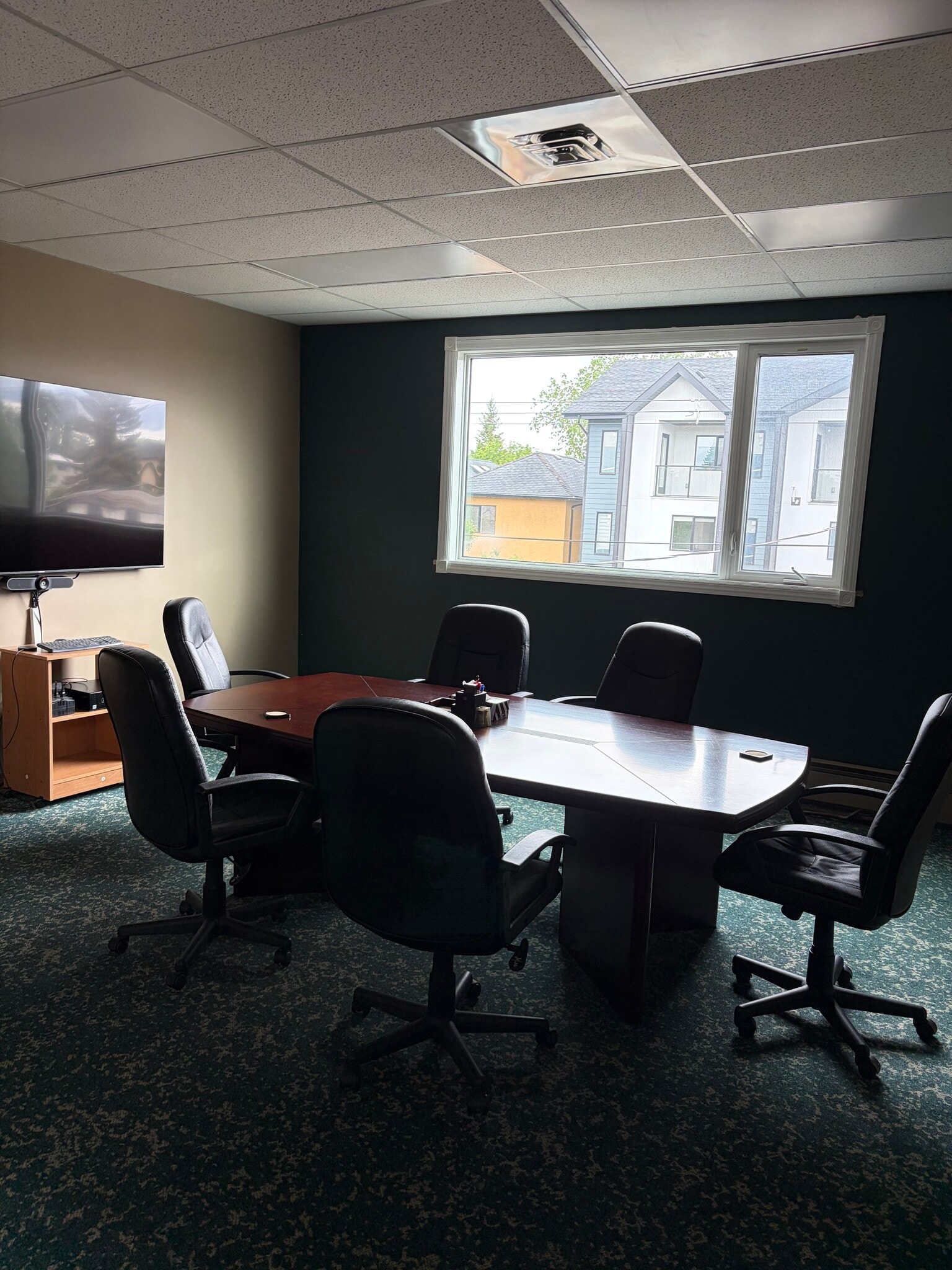 818 16th Ave NW, Calgary, AB for lease Interior Photo- Image 1 of 6