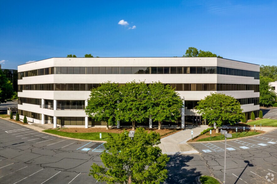 5250 77 Center Dr, Charlotte, NC à louer - Photo du bâtiment - Image 2 de 21