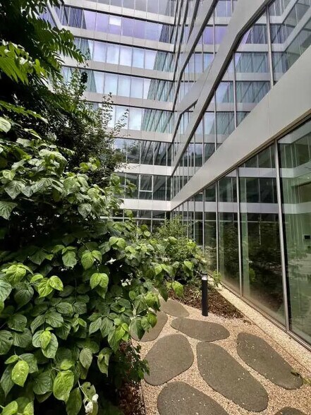 Office in Bagnolet for lease - Building Photo - Image 3 of 12