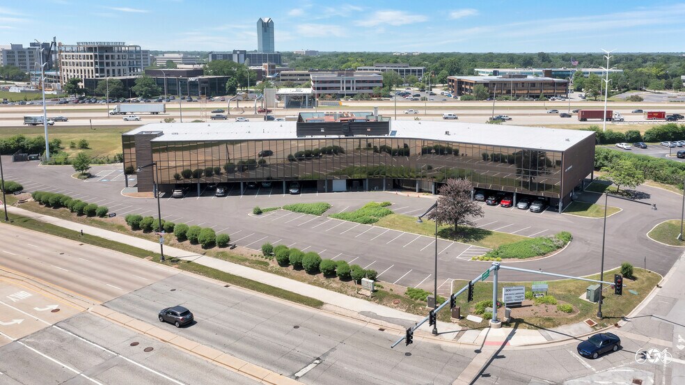 800 Enterprise Dr, Oak Brook, IL à louer - Photo du bâtiment - Image 2 de 14
