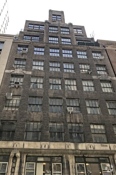 323-325 W 37th St, New York, NY à louer - Photo du bâtiment - Image 2 de 9