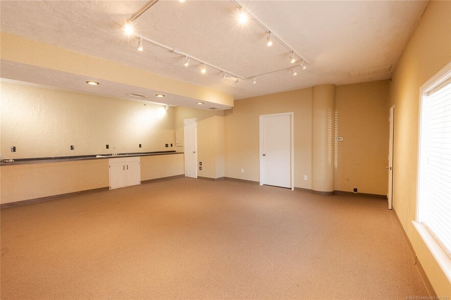 201 W Main St, Ardmore, OK for sale - Interior Photo - Image 2 of 11