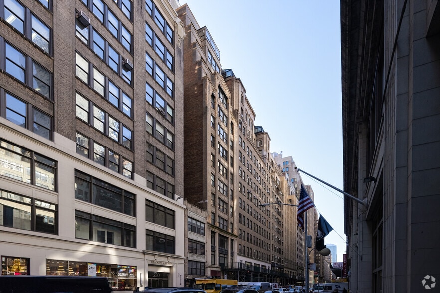 242 W 38th St, New York, NY for lease - Primary Photo - Image 1 of 7