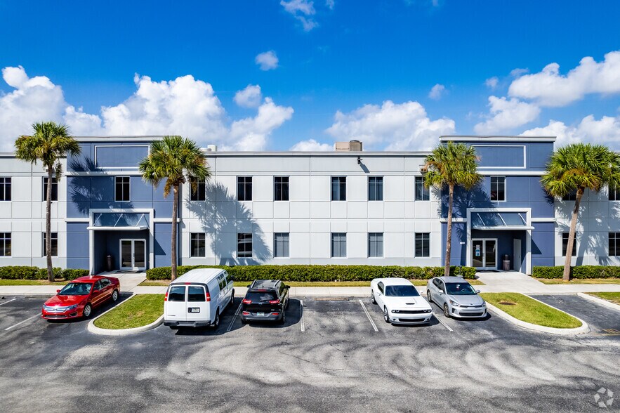 3700 Commerce Blvd, Kissimmee, FL for lease - Building Photo - Image 2 of 6