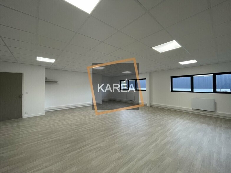 Flex in Lieusaint for lease - Interior Photo - Image 1 of 5