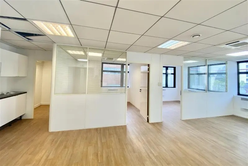 Office in Issy-les-Moulineaux for lease Interior Photo- Image 1 of 7