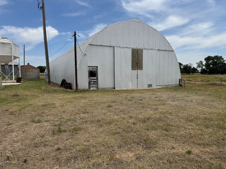 914 N Burmac Rd, Burrton, KS for sale - Building Photo - Image 3 of 16