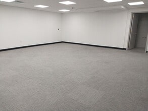 82-11 37th Ave, Jackson Heights, NY for lease Interior Photo- Image 2 of 4