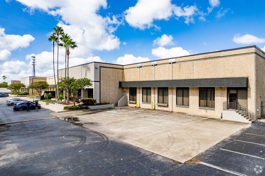 7550-7584 Brokerage Dr, Orlando, FL à louer - Photo principale - Image 1 de 7