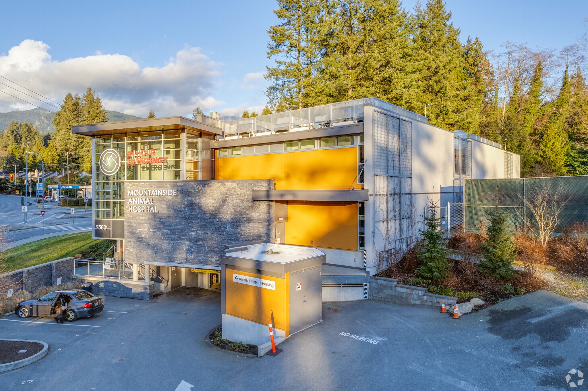 2580 Capilano Rd, North Vancouver, BC for lease Primary Photo- Image 1 of 6