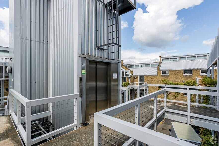 Marlborough Rd, Londres à louer - Photo du bâtiment - Image 2 de 19