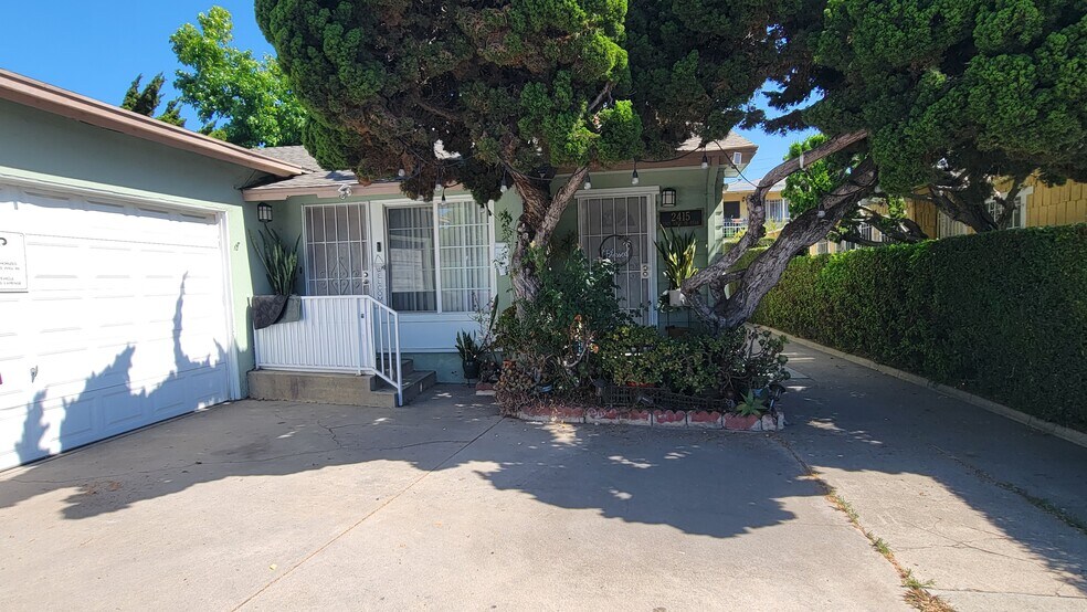 2415 E 7th St, Long Beach, CA à vendre - Photo du bâtiment - Image 1 de 21