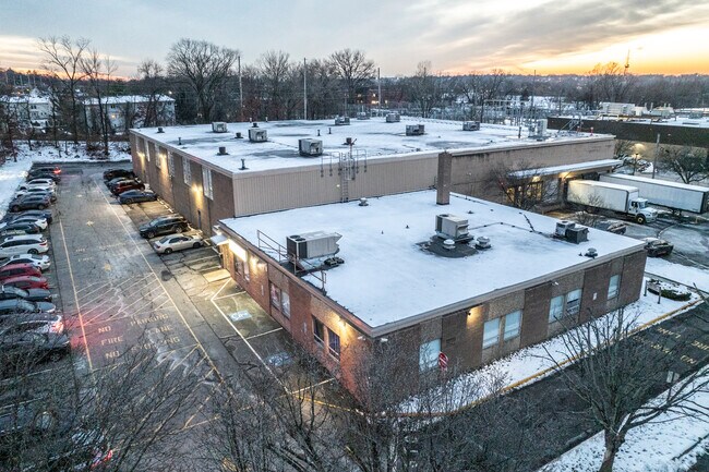 Plus de détails pour 100 Leyland Dr, Leonia, NJ - Industriel à louer