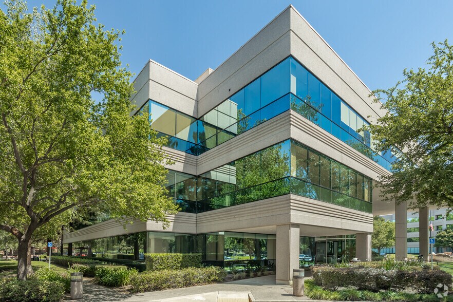 2151 River Plaza Dr, Sacramento, CA à louer - Photo du bâtiment - Image 3 de 11