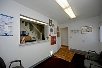 422 Summit Ave, Oconomowoc, WI à louer Photo intérieure- Image 2 de 19