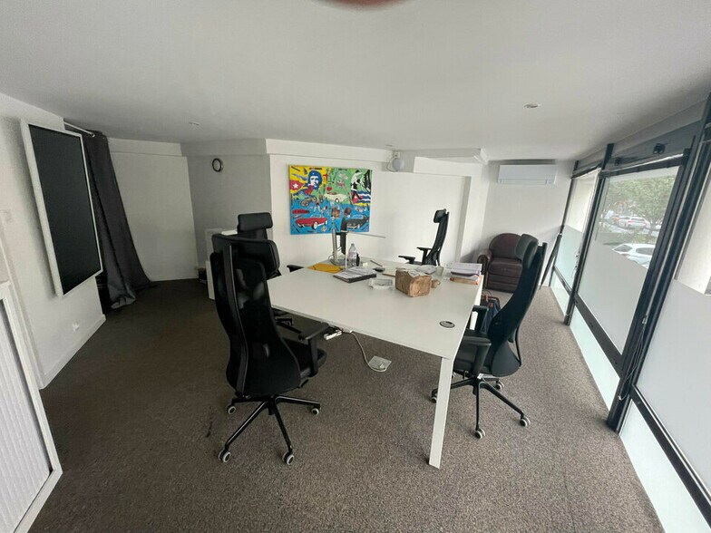 Office in Lyon for lease - Building Photo - Image 2 of 16