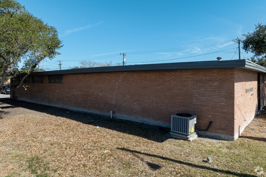 2802 S Staples St, Corpus Christi, TX for lease - Building Photo - Image 2 of 4