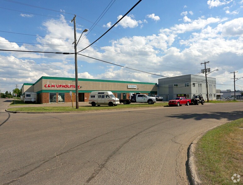 8315 Davies Rd NW, Edmonton, AB à vendre - Photo du bâtiment - Image 2 de 2