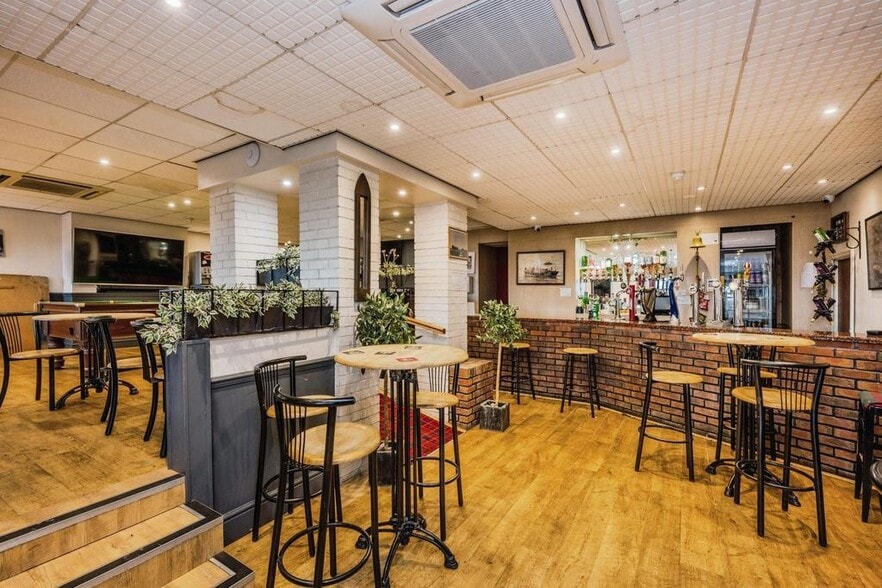 654-656 Mumbles Rd, Swansea for sale - Interior Photo - Image 3 of 28