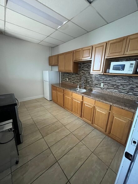 2814-2818 E Allegheny Ave, Philadelphia, PA for lease - Interior Photo - Image 2 of 9
