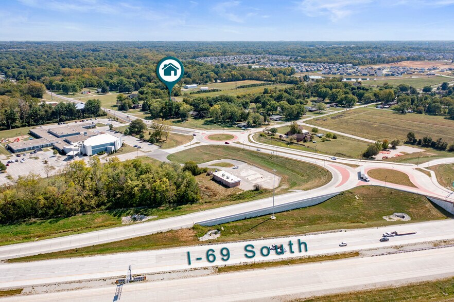 5703 W SMITH VALLEY Rd, Greenwood, IN à vendre - Photo du bâtiment - Image 3 de 13