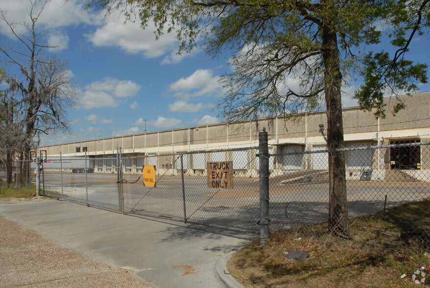 9013-9021 Spikewood Dr, Houston, TX à louer - Photo du bâtiment - Image 3 de 4